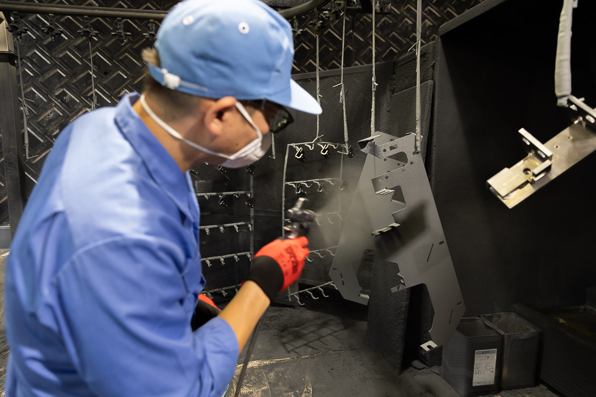 壁に塗装する作業員