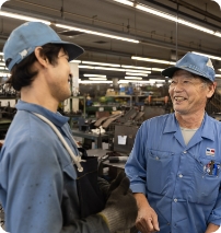 ヘルメットをかぶる男性作業員と青空