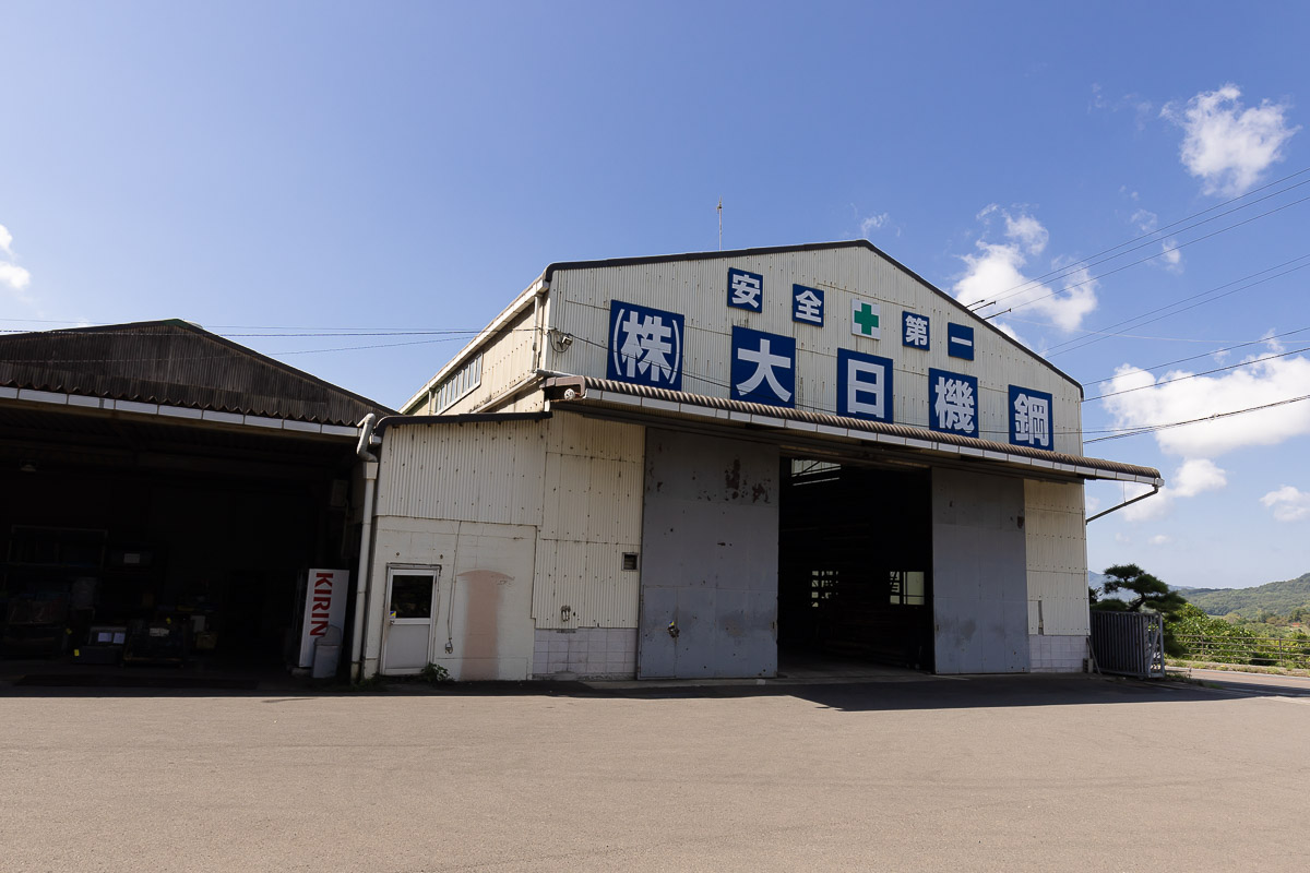 金属を機械で曲げている