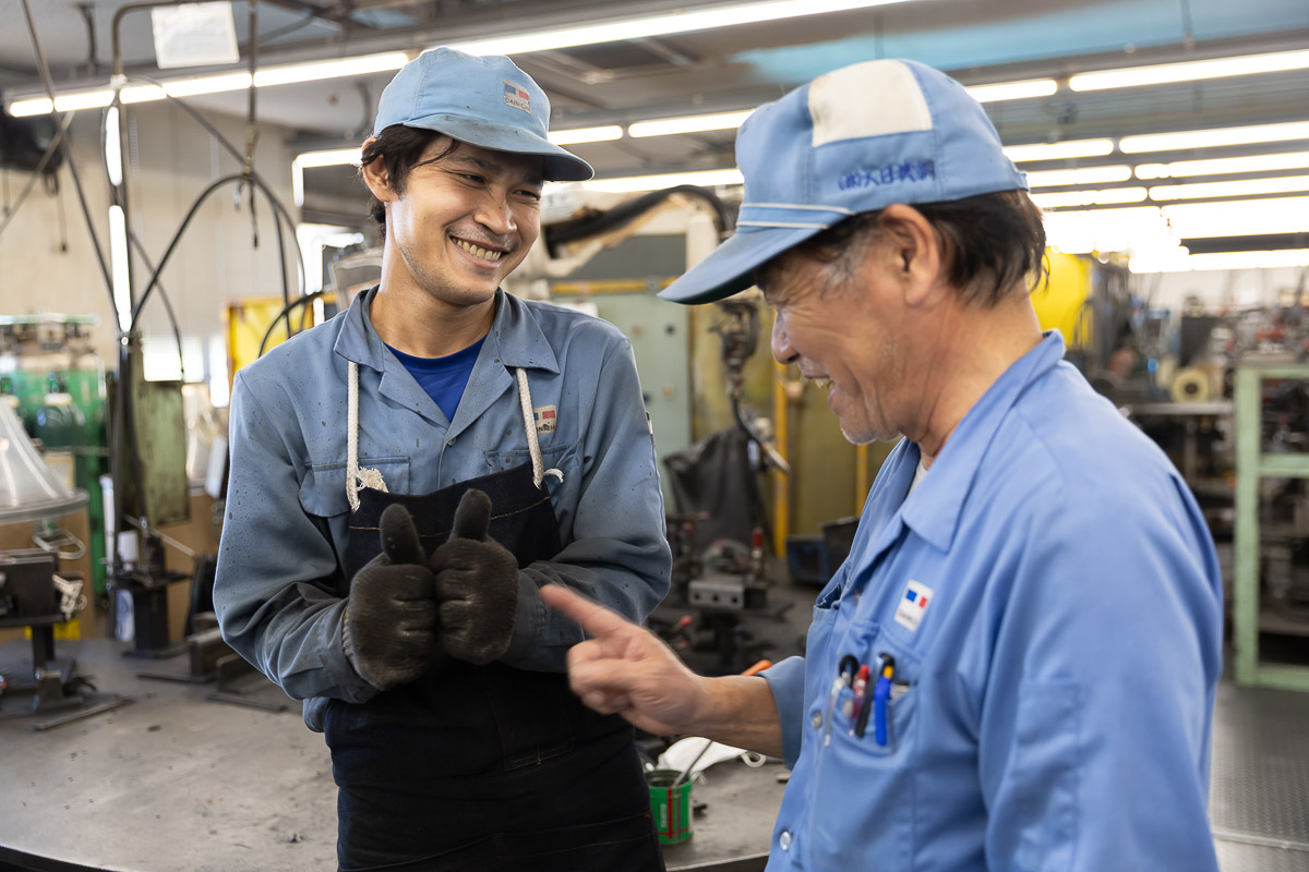 休憩する4人の作業員