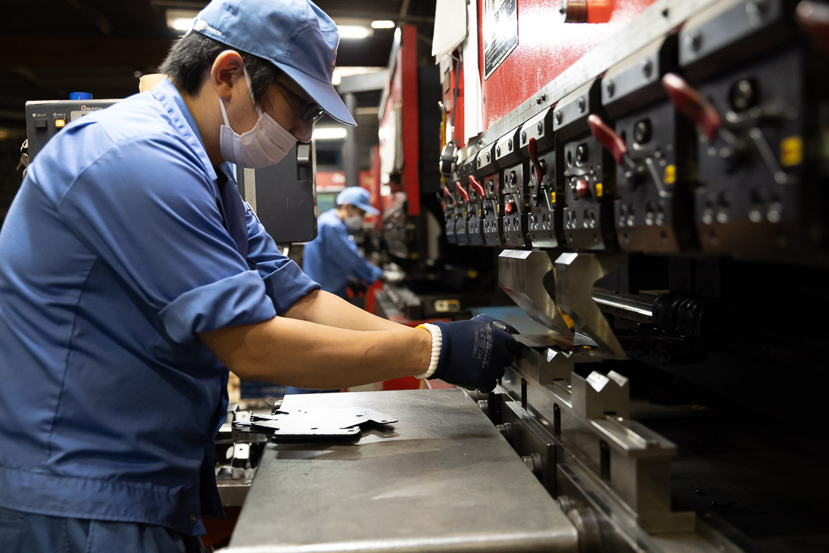 バインダーを確認する現場作業員