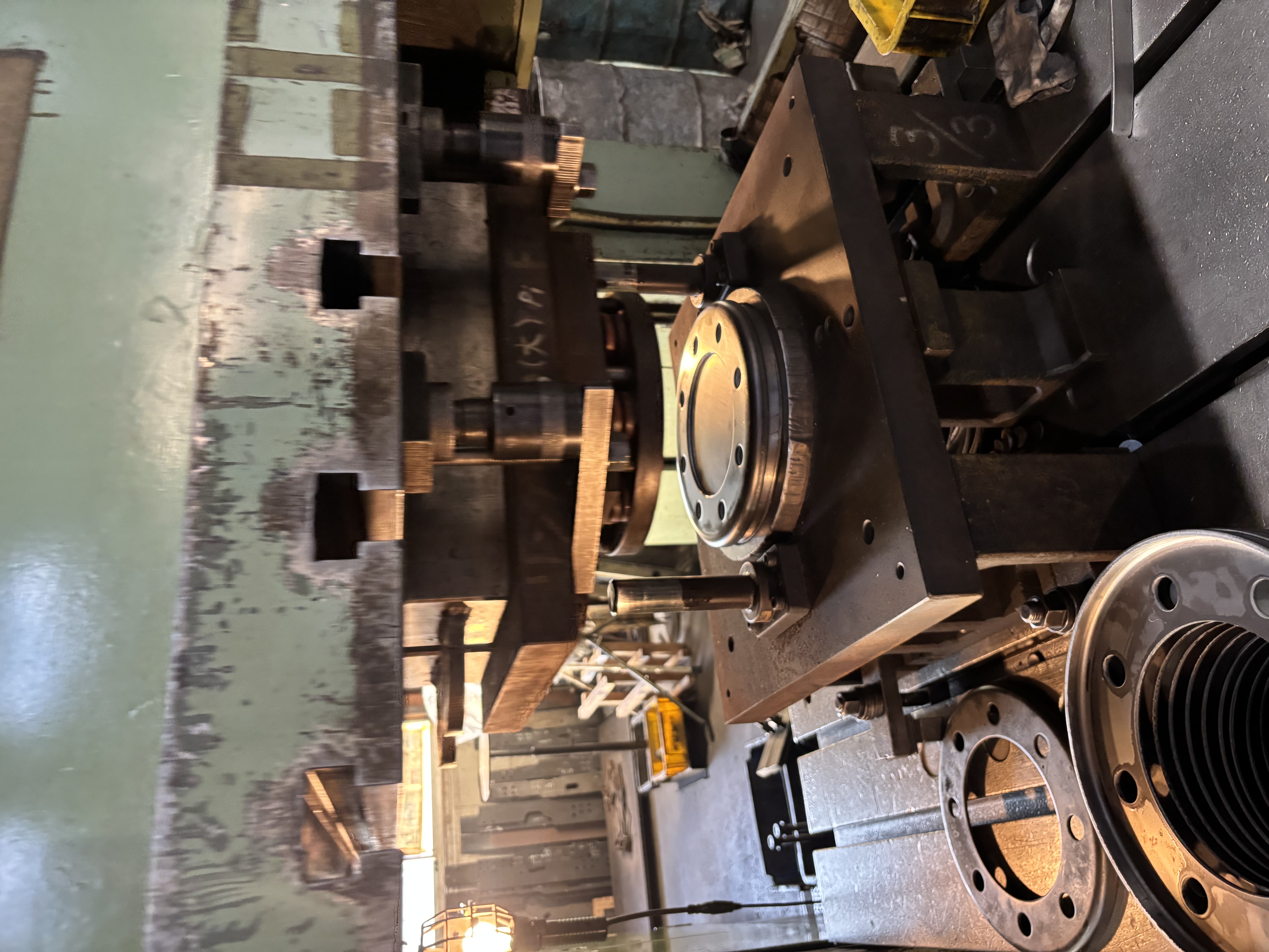 大型機械で曲げられた金属板