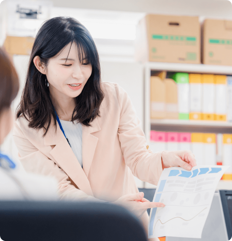 フローチャートを解説する女性従業員